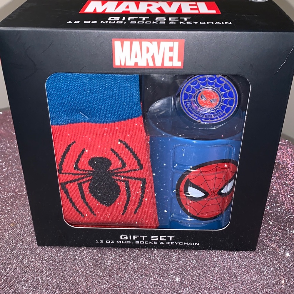 MARVEL Spider-Man Gift Set 12 oz Mug, Socks and keychain‎